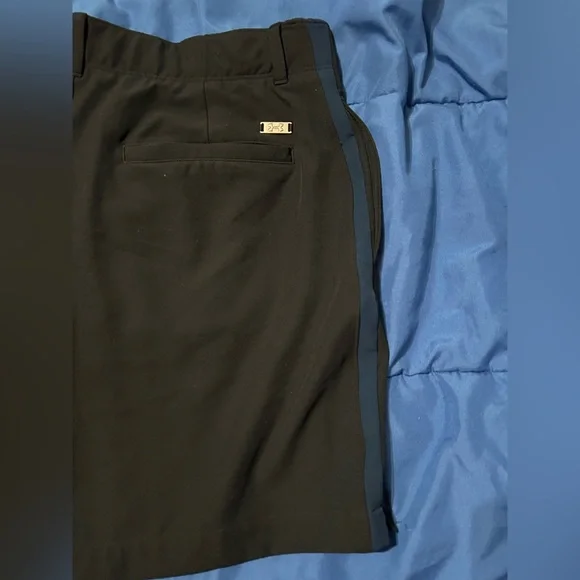 Women’s Underarmour Classic Black Golf Shorts Size Medium Navy Blue stripe - Picture 3 of 5